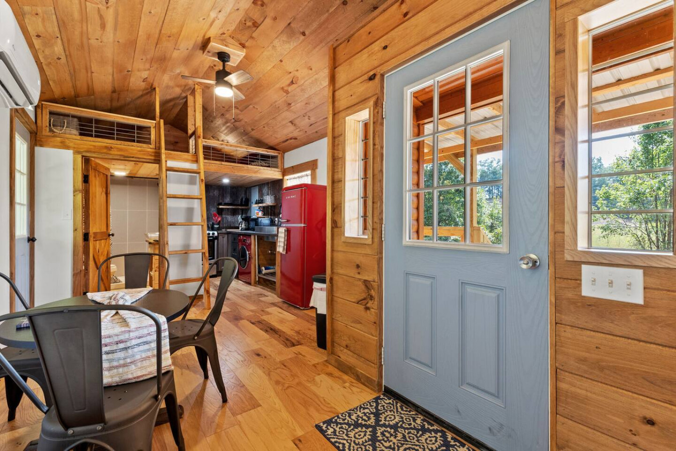 The Sit and Stay Cabin photo 13