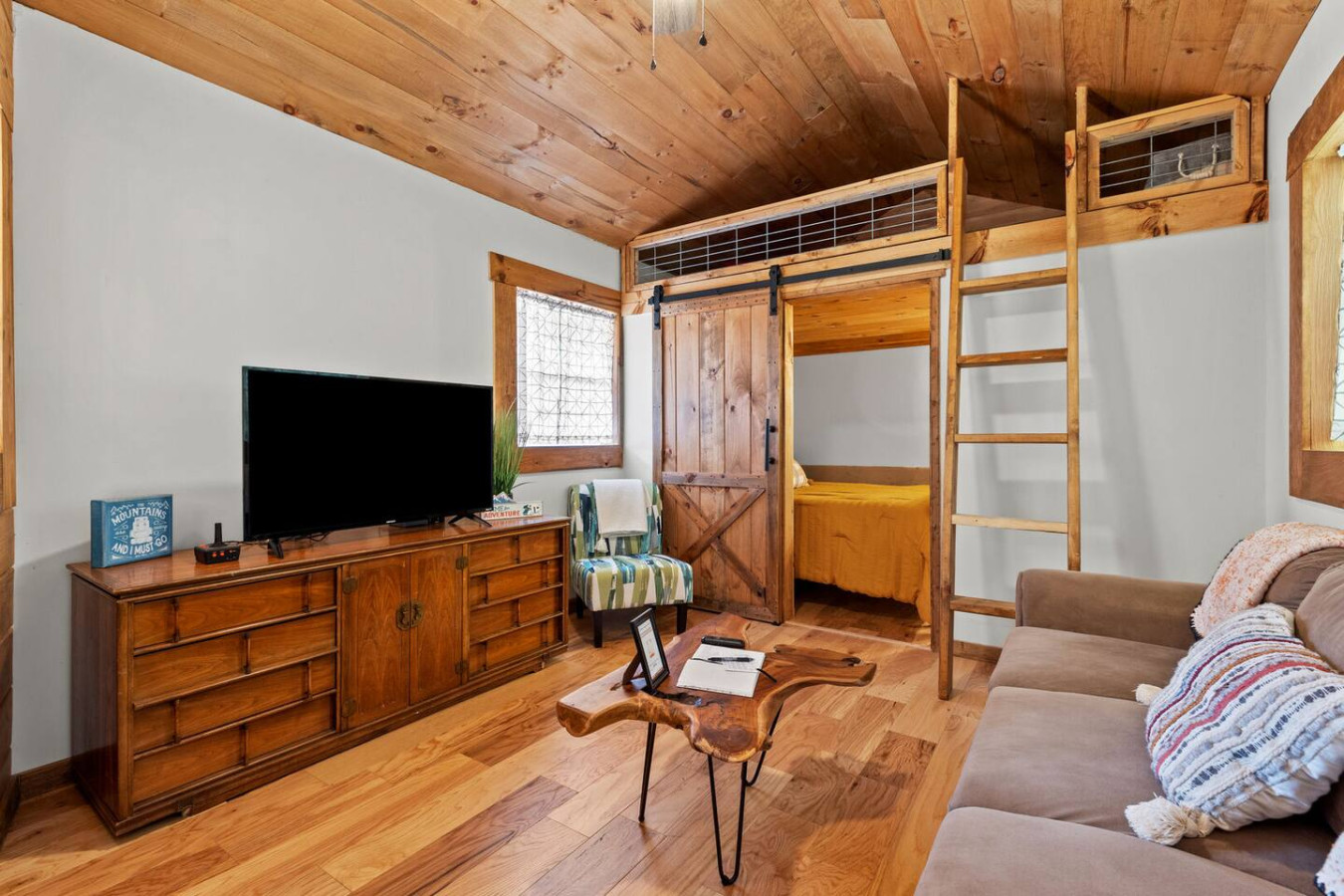 The Sit and Stay Cabin photo 7