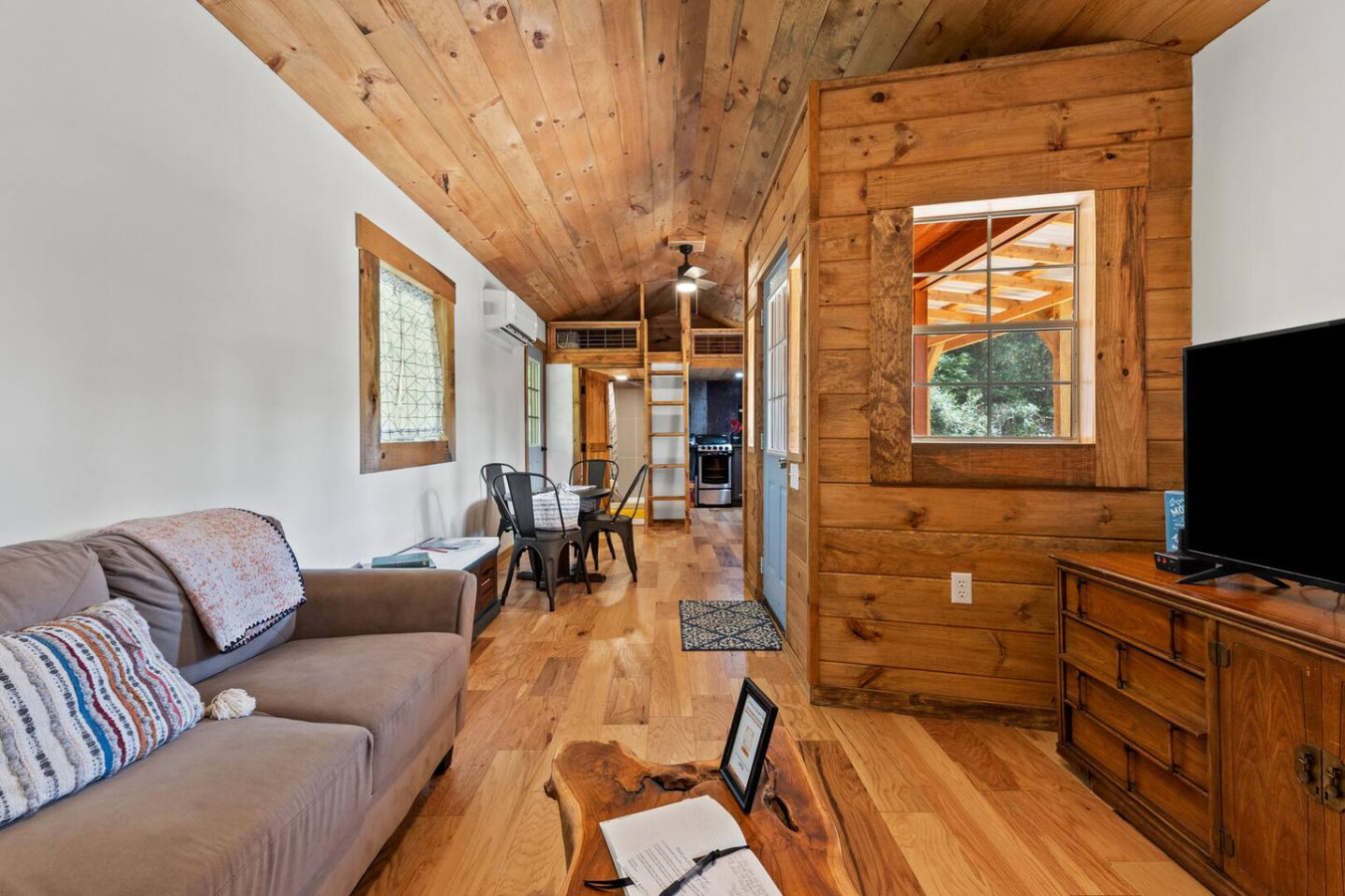 The Sit and Stay Cabin photo 8