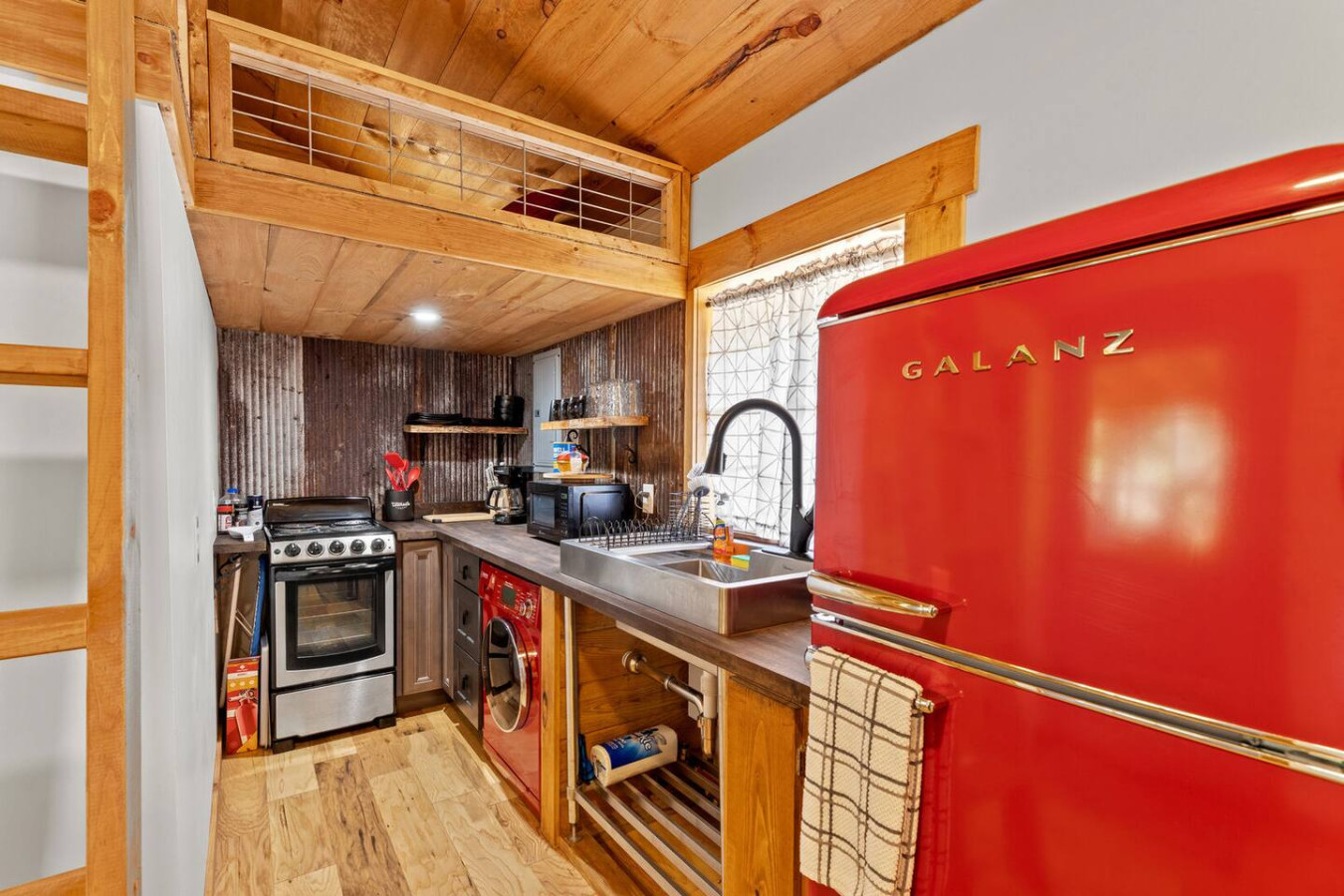 The Sit and Stay Cabin photo 14