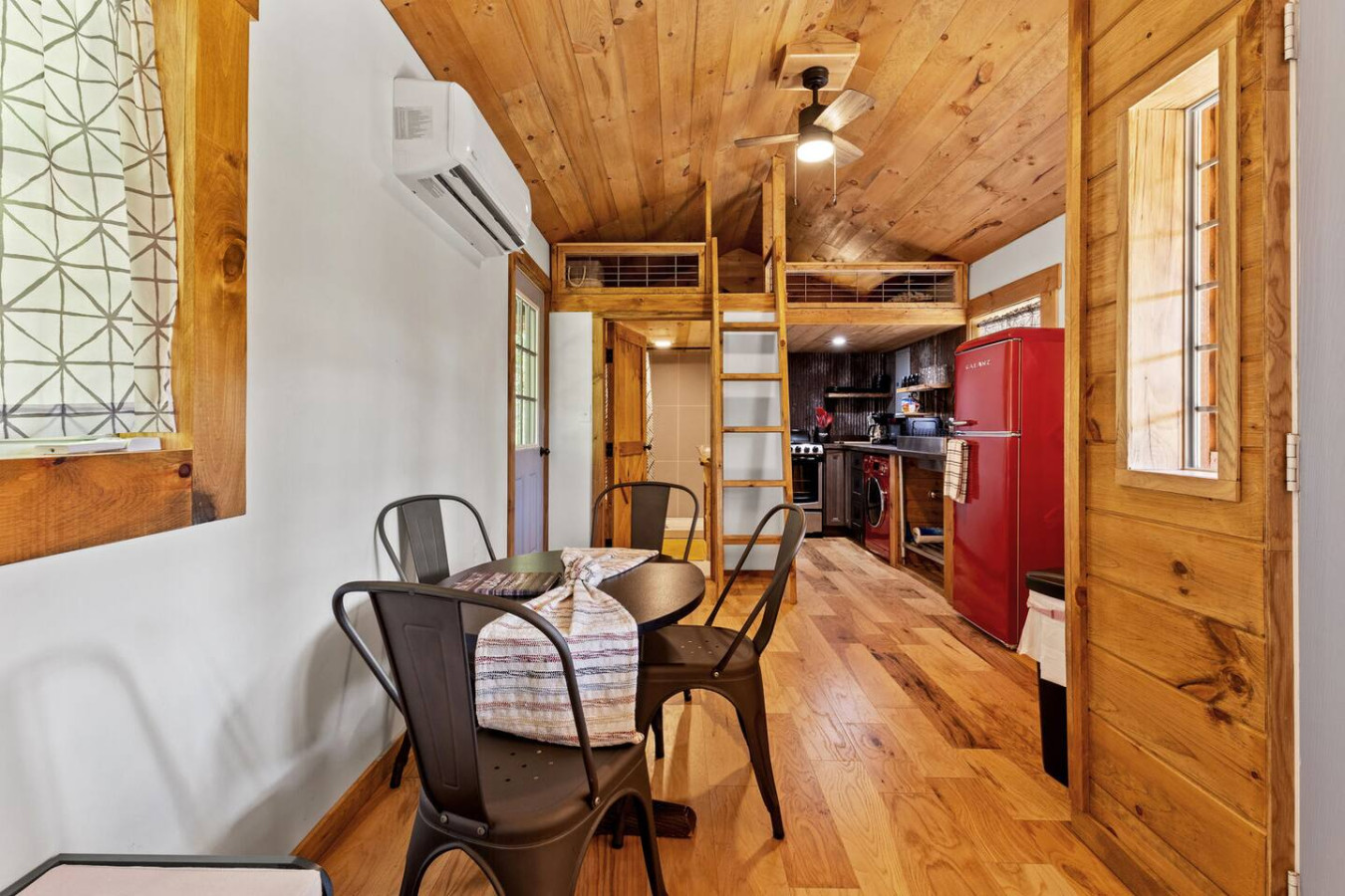 The Sit and Stay Cabin photo 12