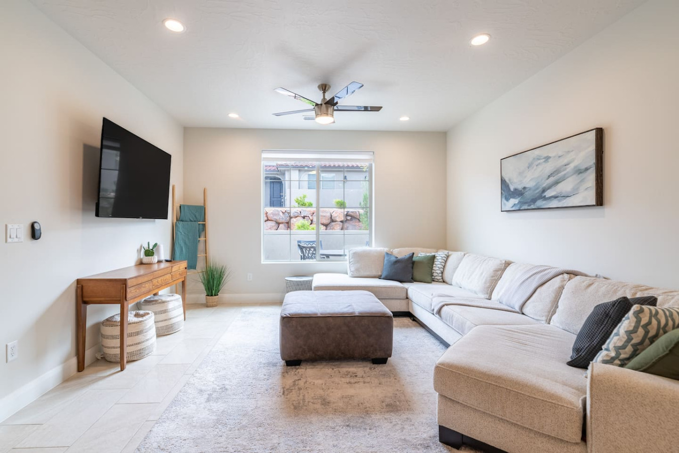 Main Living Area - Plenty of Seating