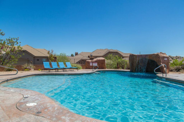 Central Southern Utah Getaway w/ Access to pools, spas, and a fishing pond!
