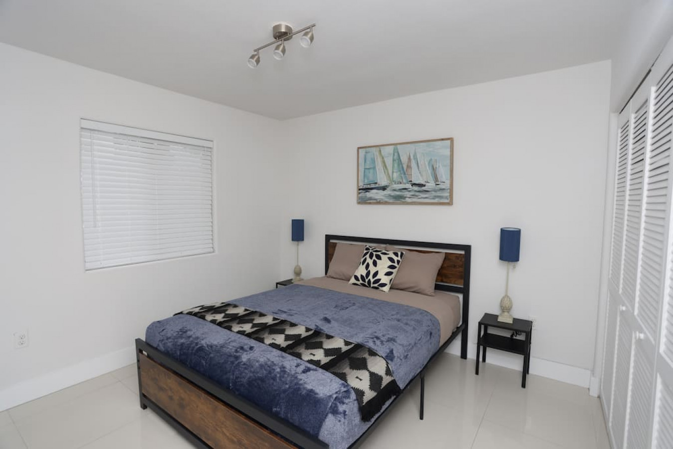 Spacious 2 Bed/ 1 Bath With Parking Great Location - Bahamas