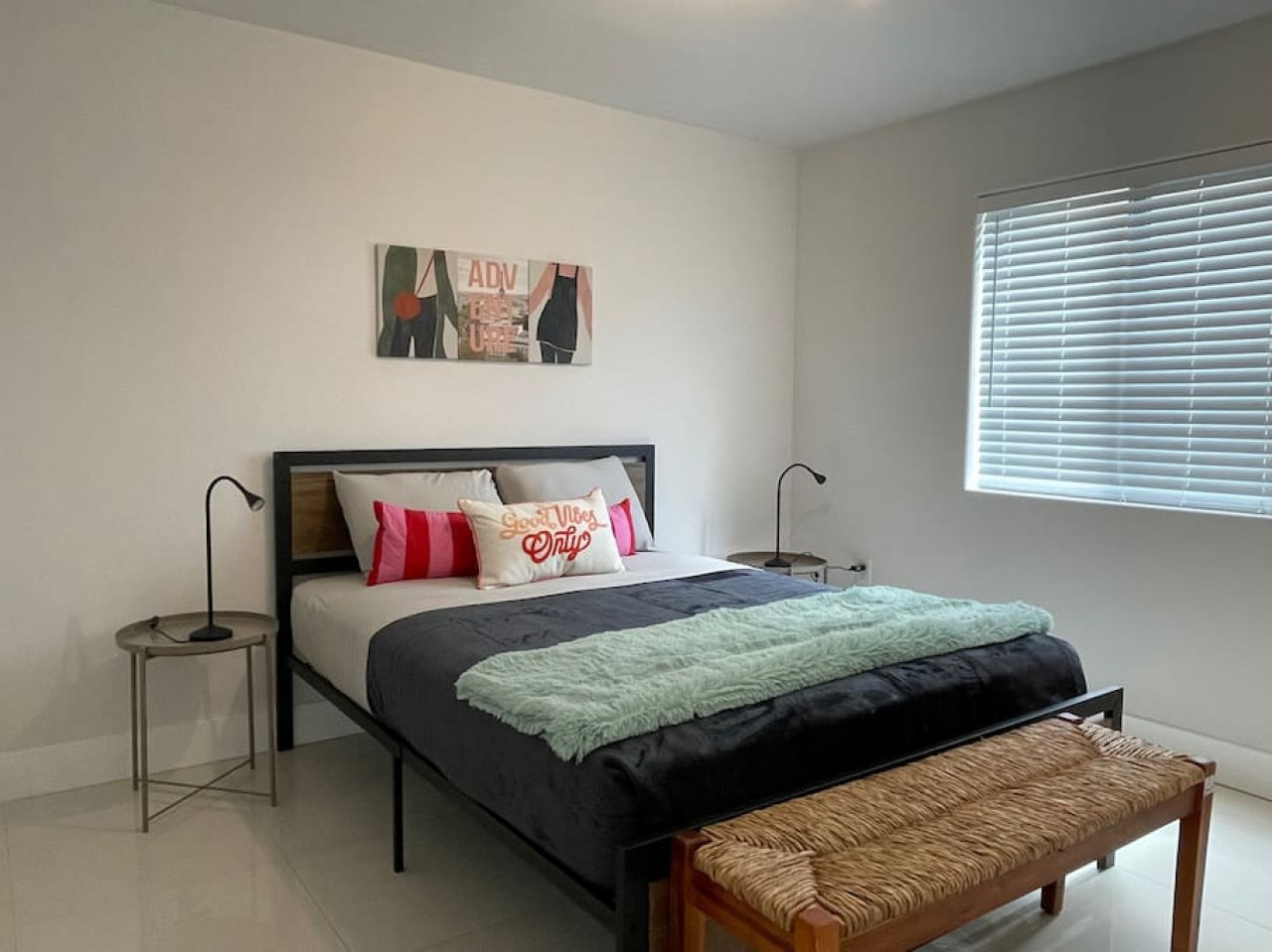 Fully Equipped Kitchen And Fenced Parking - Spacious Charming Retreat - Bahamas