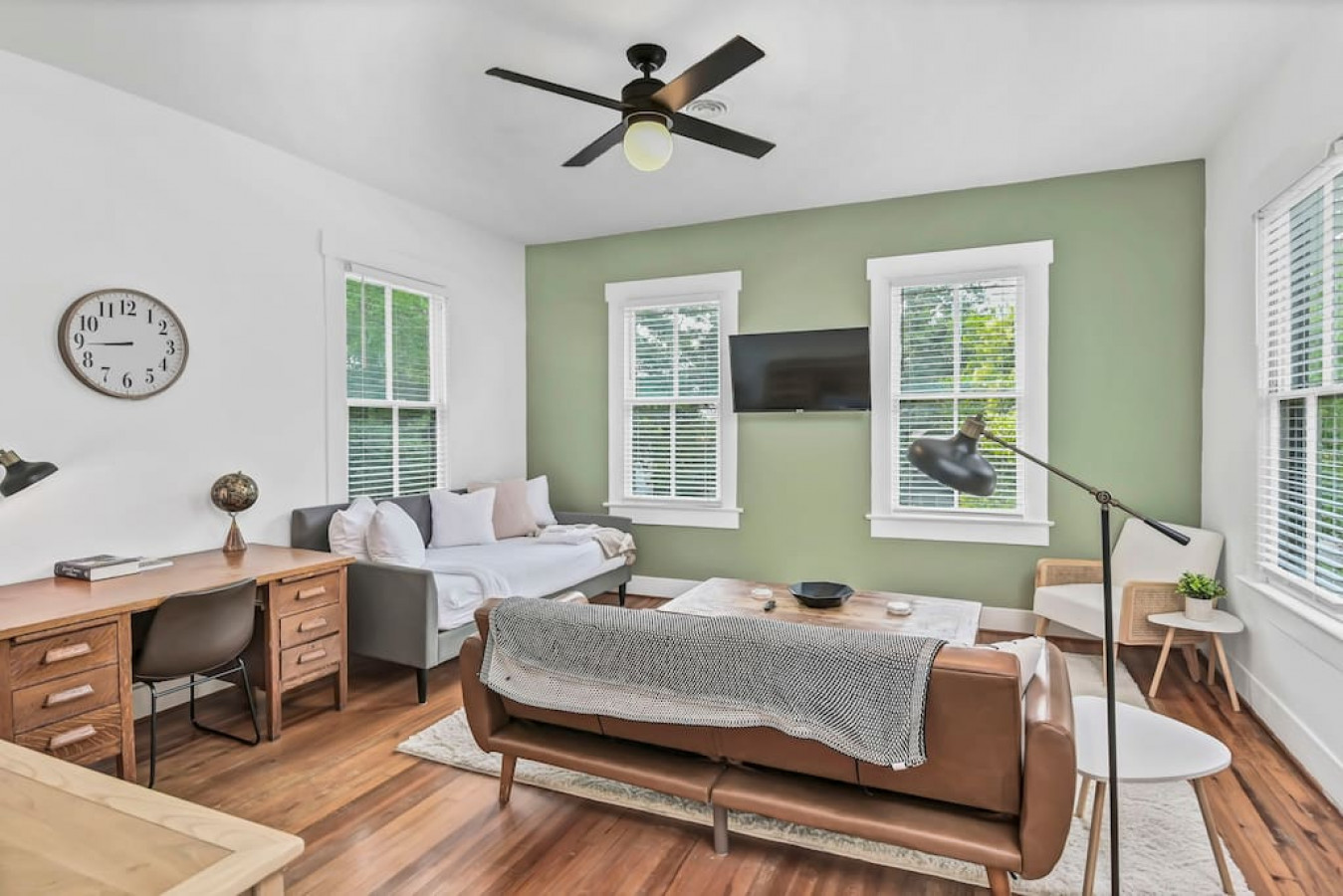 Modern Amenities And Peaceful Porch Retreat - Charming Cozy Escape - 컬럼비아