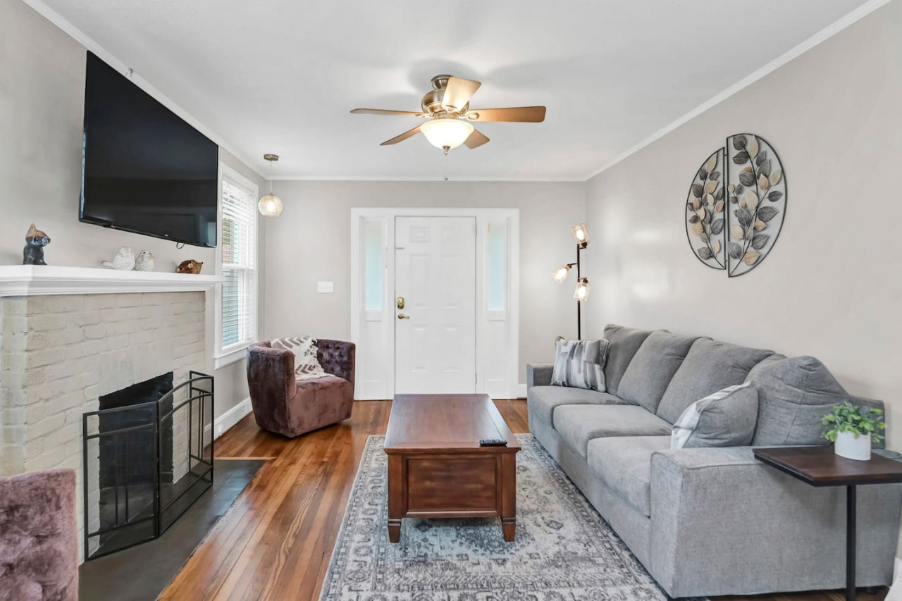 Fenced Backyard And Fast Wifi Near Columbia - Charming Cottage - Columbia, SC