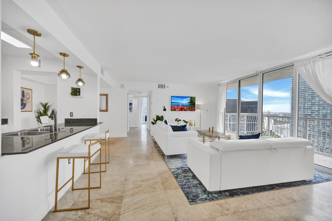 40th Floor Priceless Stay In this Gorgeous Central Unit