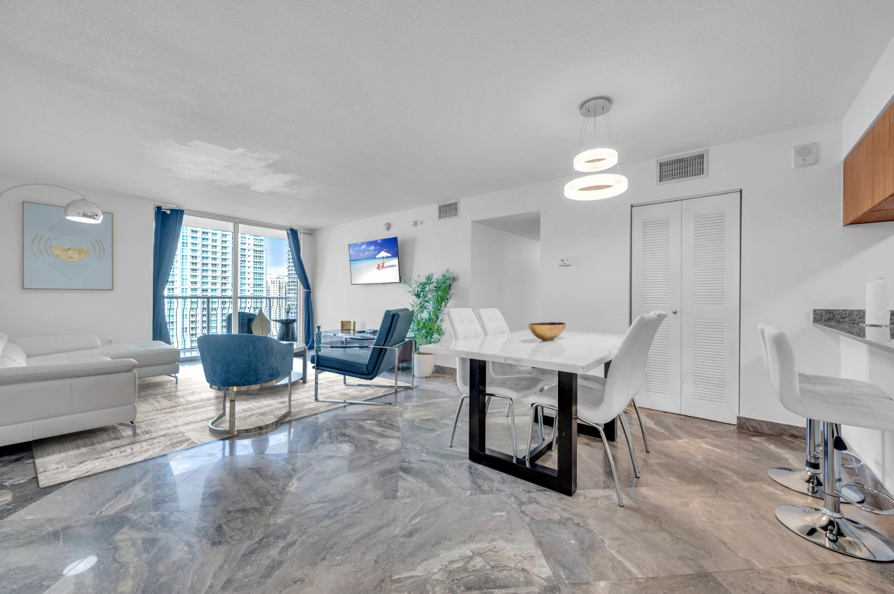 High floor unit 3 bedrooms in the heart of Miami