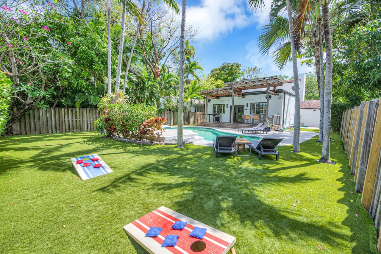 Wonderful Tropical Pool House Miami SouthBrickell