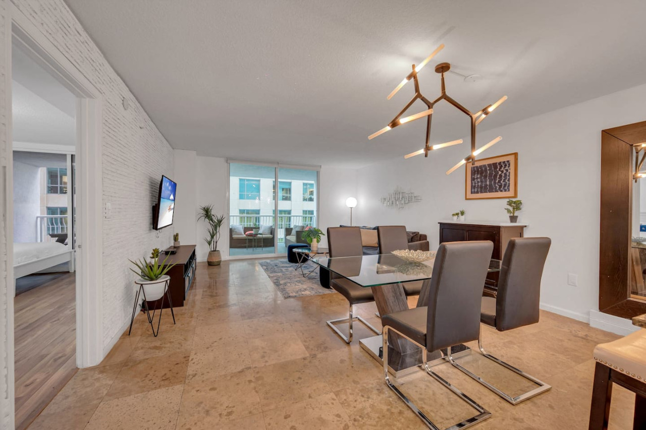 Amazing  unit/location with amenities & parking