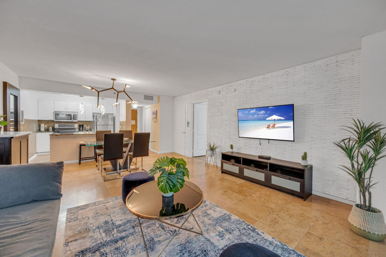 Amazing  unit/location with amenities & parking