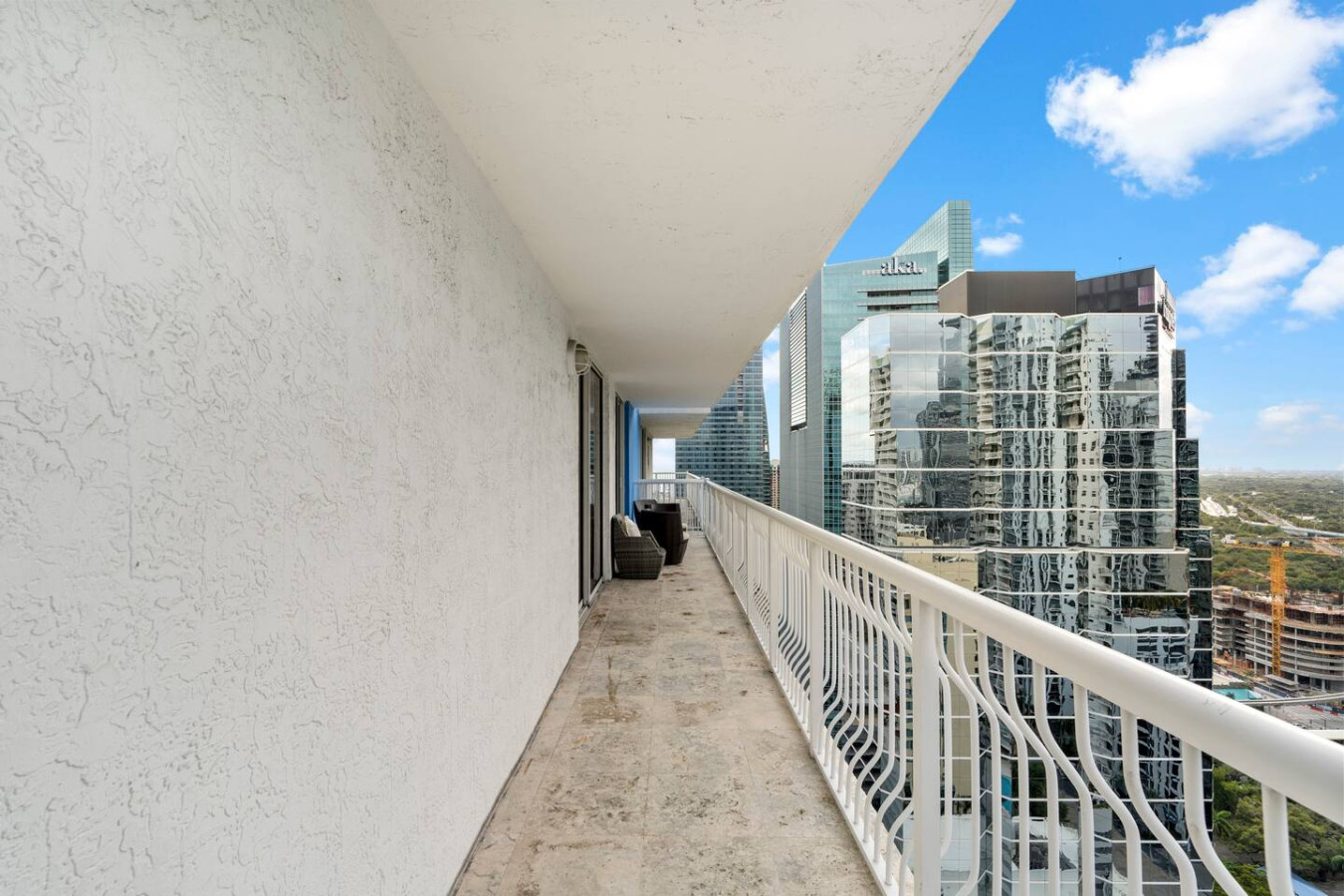 Spacious 3 bedrooms with Parking