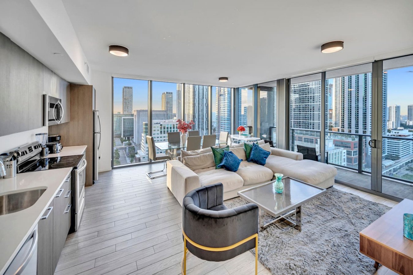 Cosy 3Beds/3Baths High Floor Unit Heart Of Miami