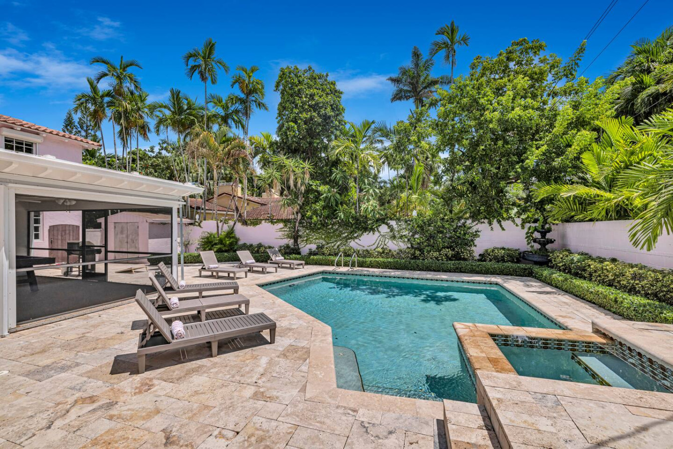 Charming Getaway – Spacious Home & Sparkling Pool