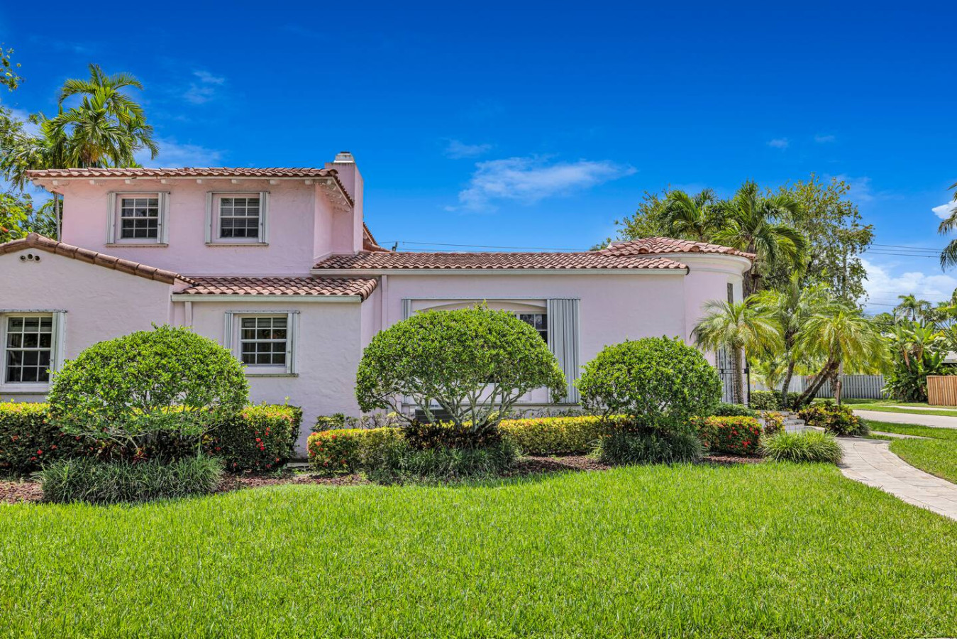 Charming Getaway – Spacious Home & Sparkling Pool