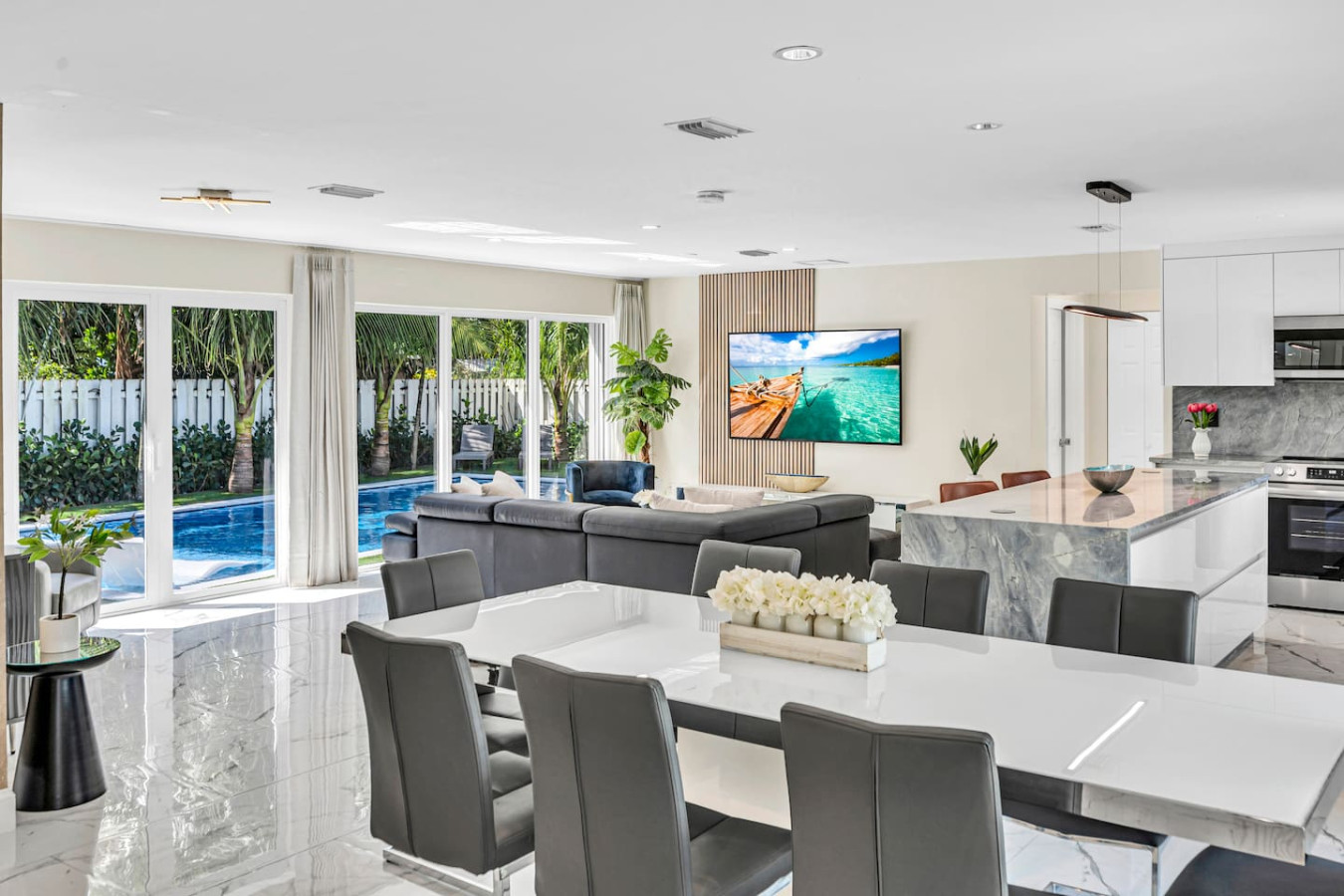 Beach Getaway: Stylish Home with private Pool