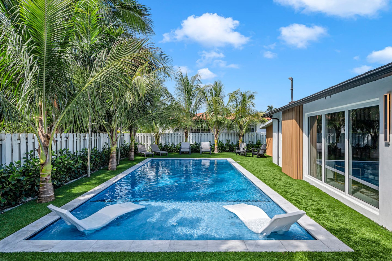 Beach Getaway: Stylish Home with private Pool