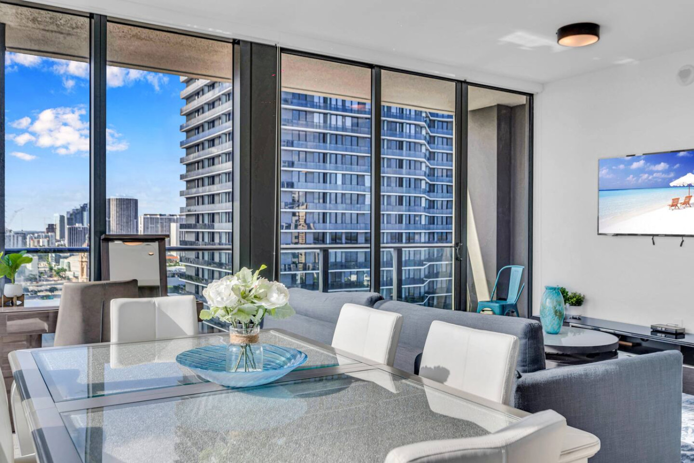 Stunning High Floor 3 Bedrooms Corner Unit Miami