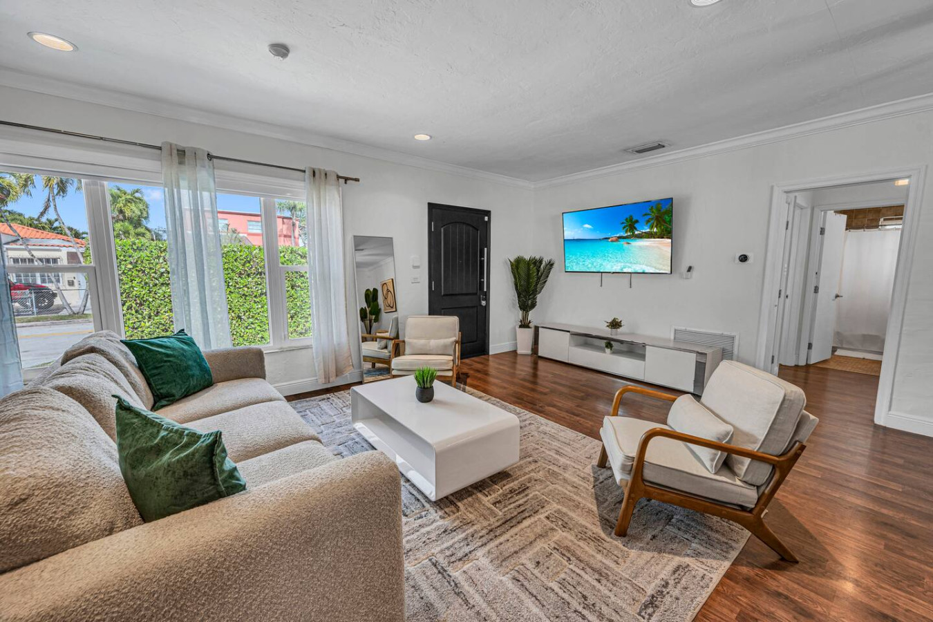 House Azure – Poolside Retreat