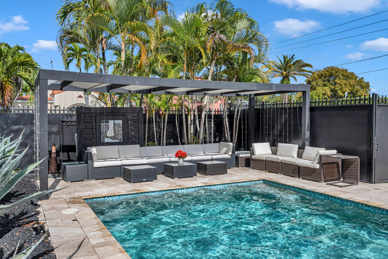 House Azure – Poolside Retreat