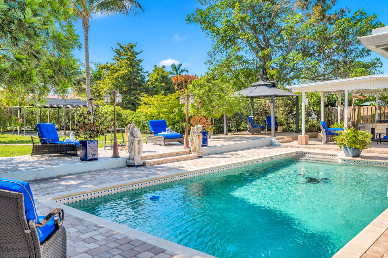 Spacious Tropical Pool Home Miami. 4/3. Sleeps 13.