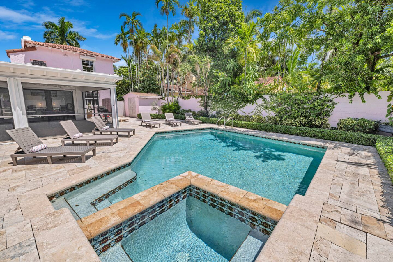 Casa Rosa -Spacious Tropical Pool House Near Beach