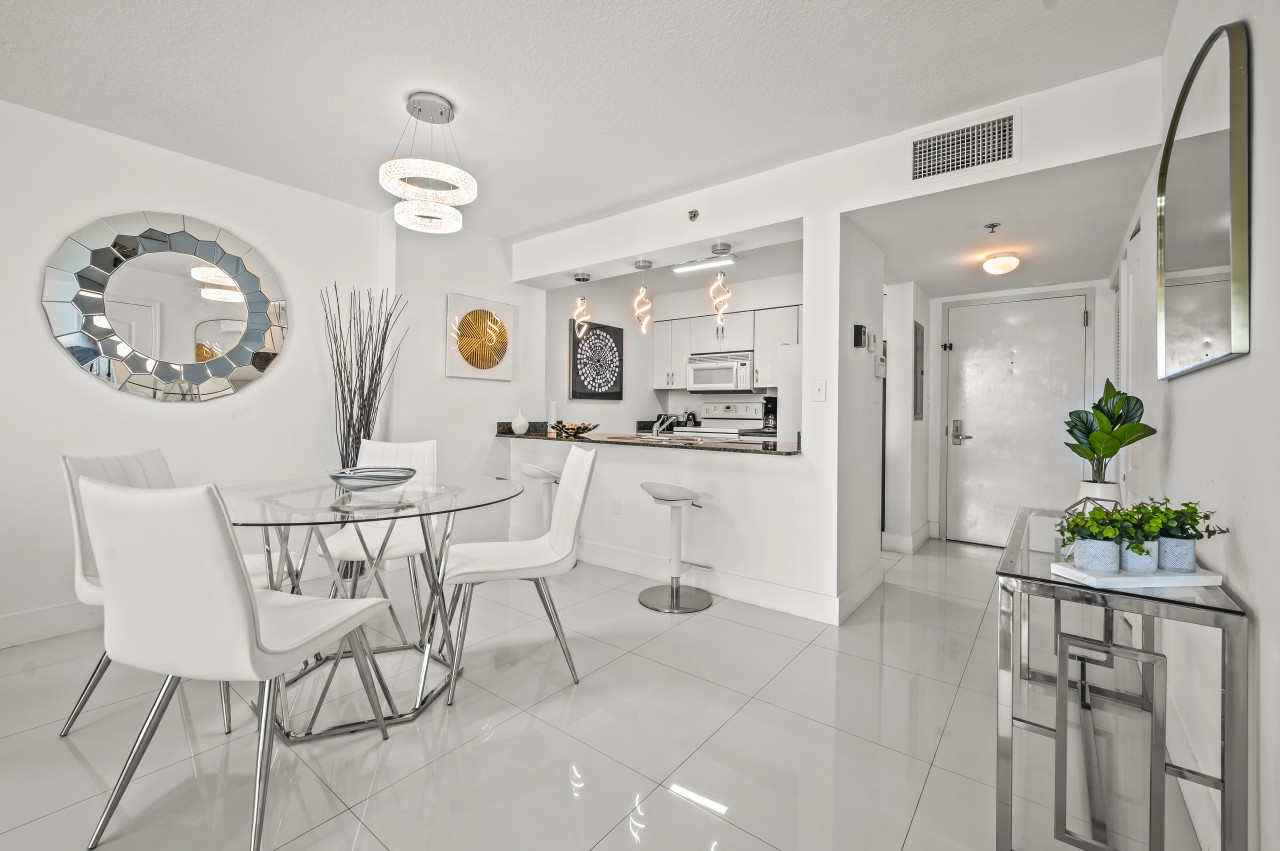 *High Floor Superb Unit In the Heart Of Brickell*