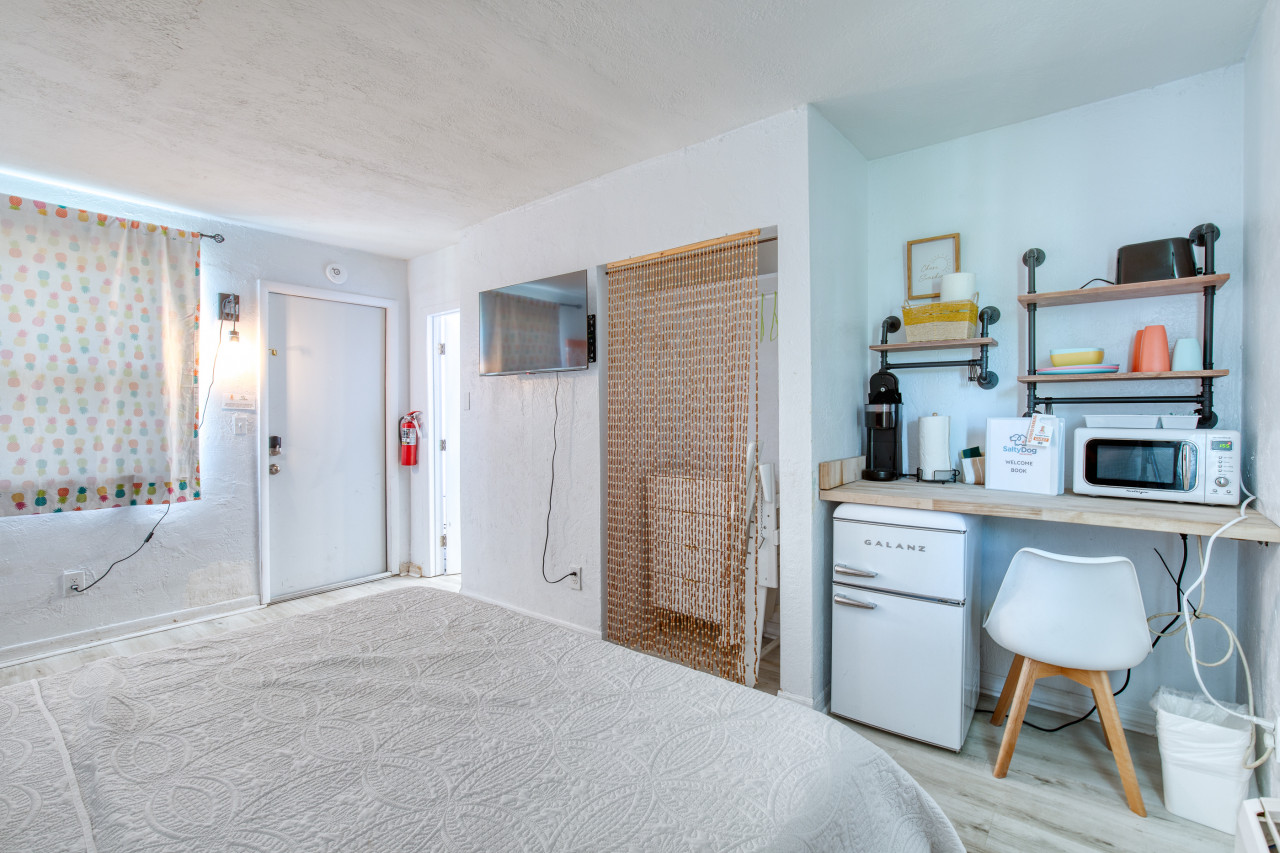 Pineapple Shores 11 Retro Inn | Photo 3