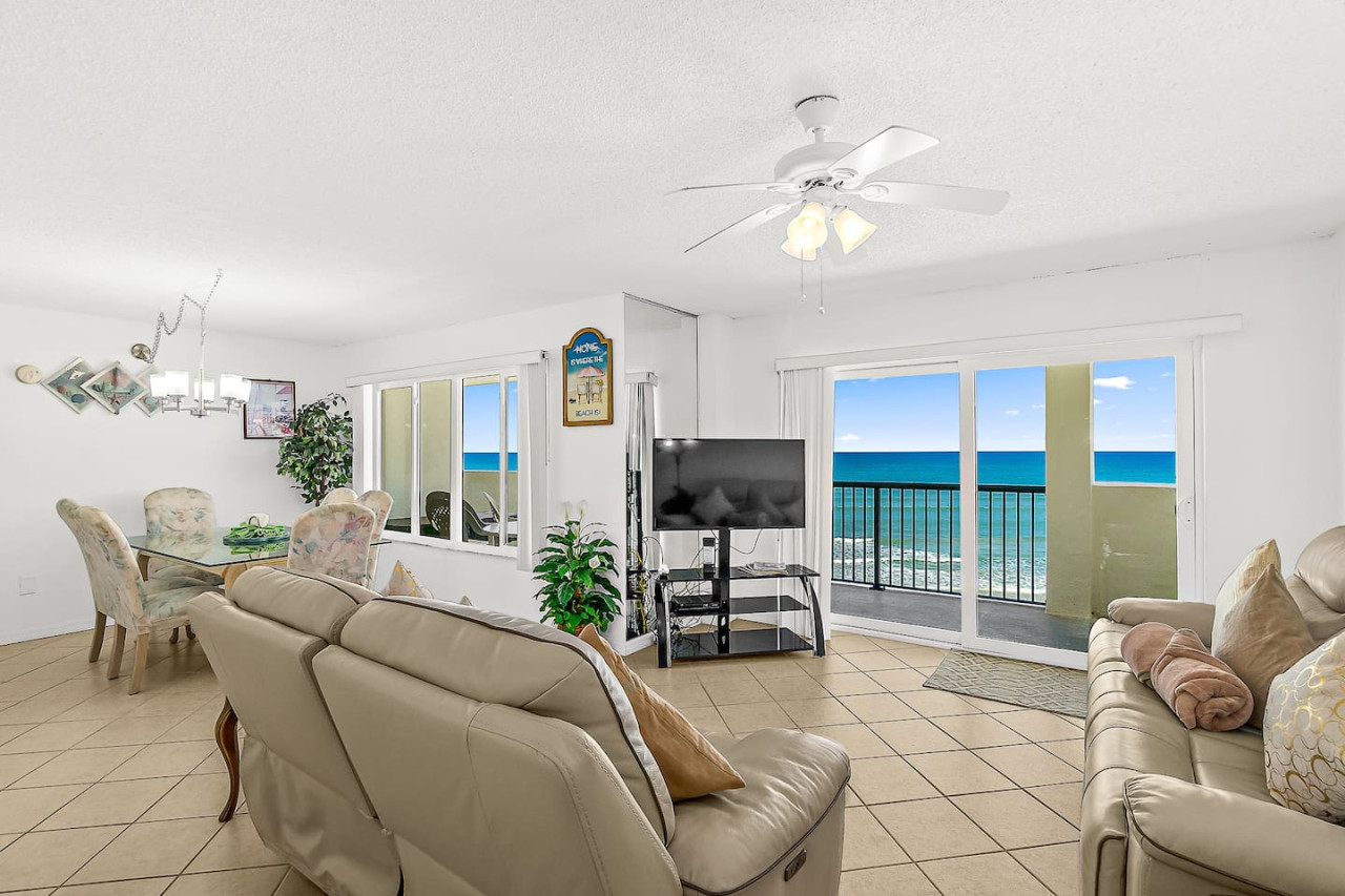 Sandpoint Beachfront Ocean Condo with Heated Pool 5