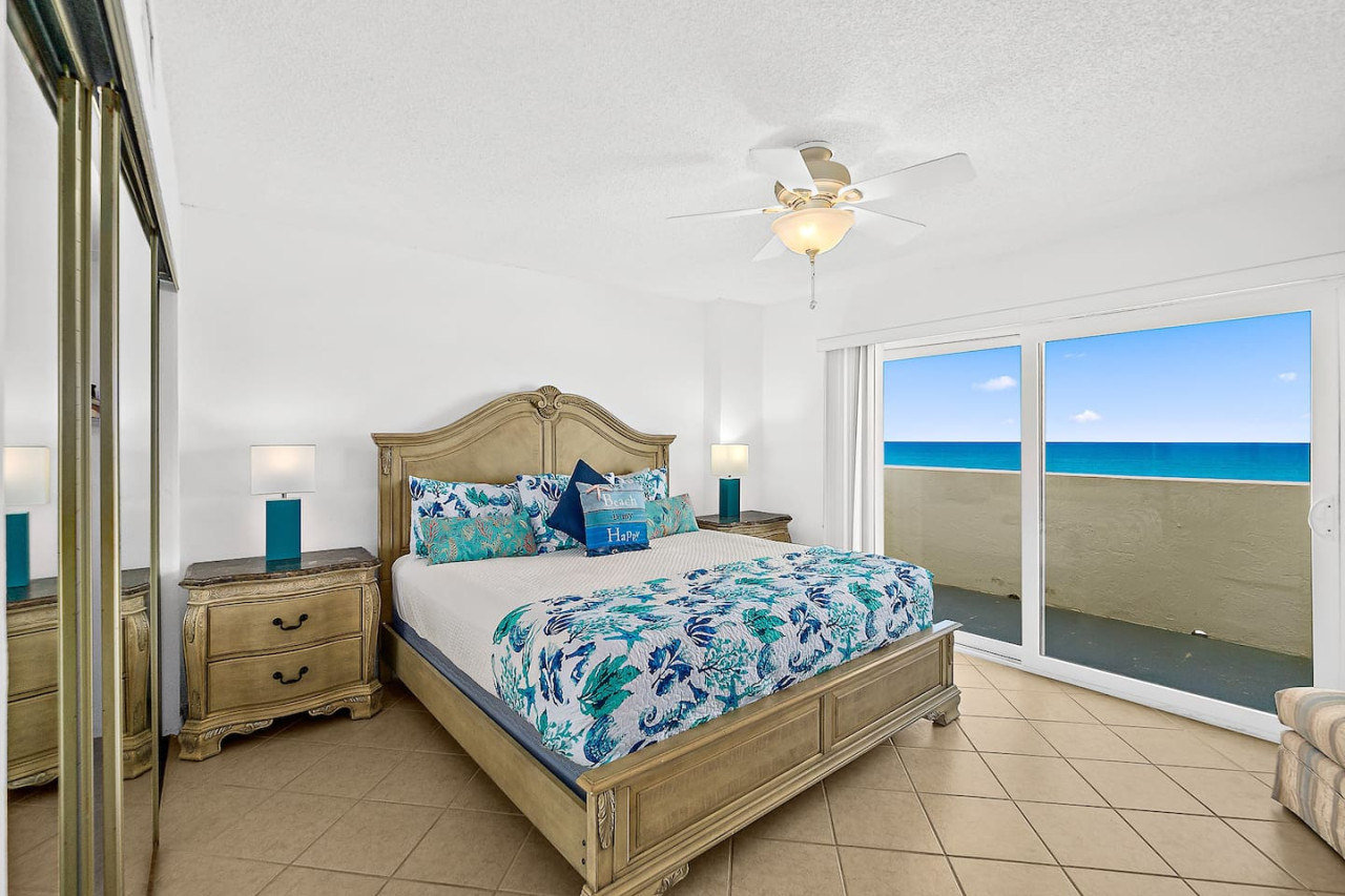 Sandpoint Beachfront Ocean Condo with Heated Pool 4