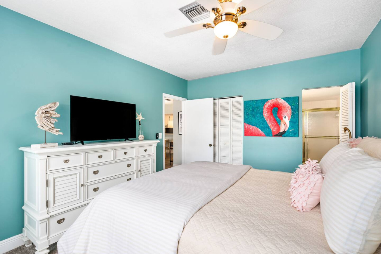 Island Time Oasis Pool Walk to Beach & Balcony