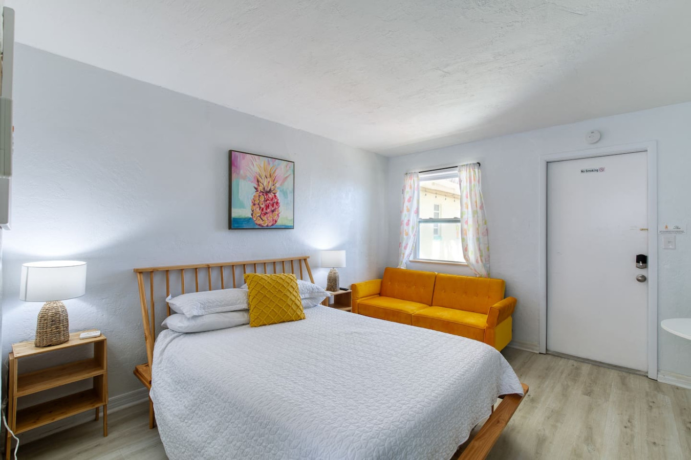 Pineapple 6 Shores Retro Inn Queen Studio Unit 6