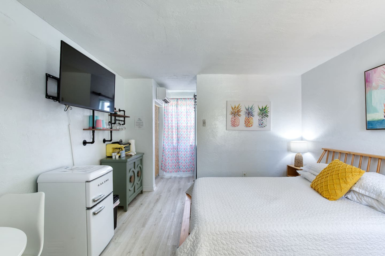Pineapple 6 Shores Retro Inn Queen Studio Unit 6 | Photo 2