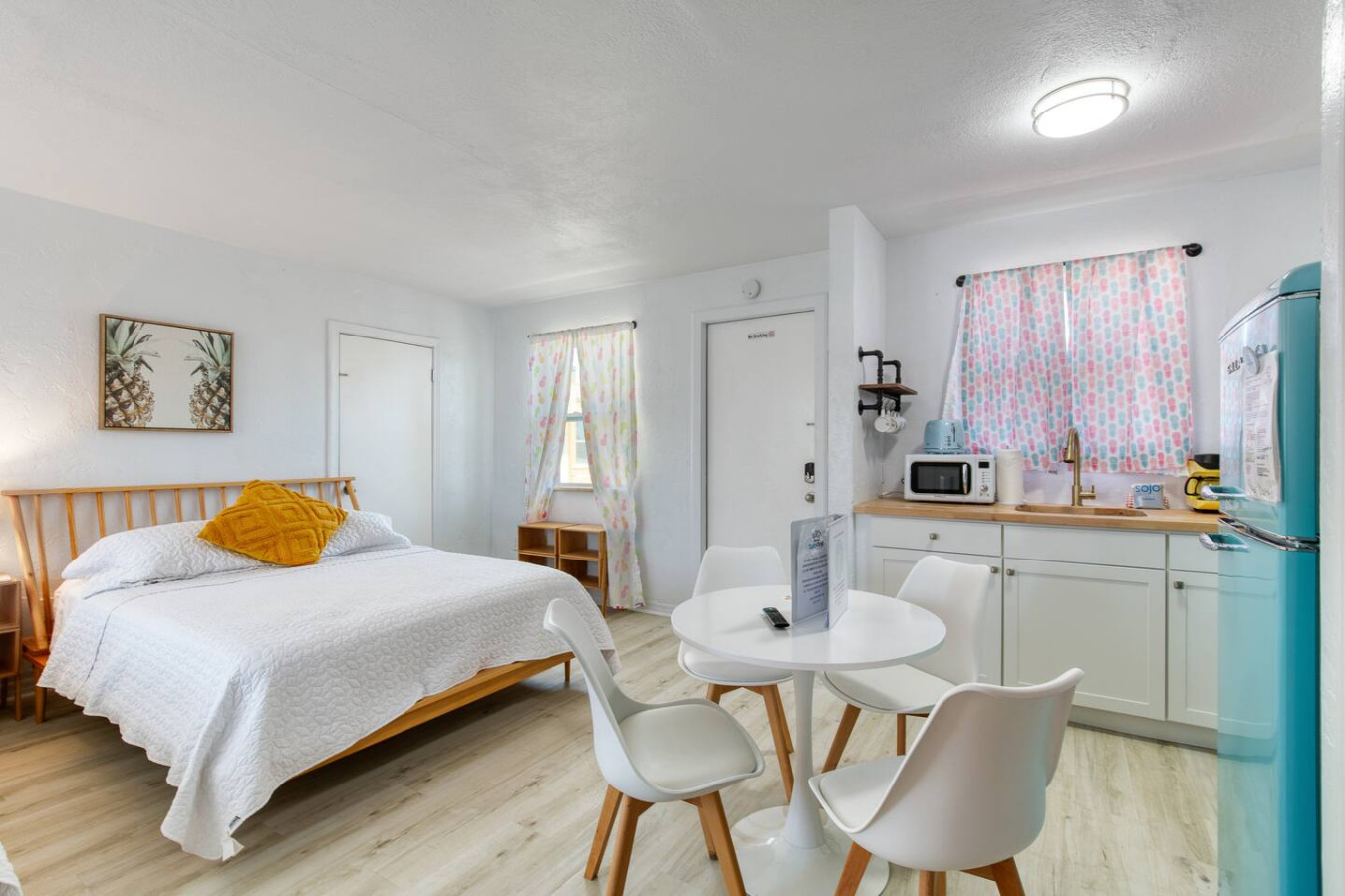 Pineapple 5 Shores Retro Inn 5 | Photo 3