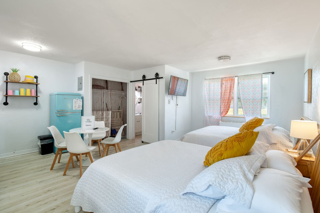 Pineapple 5 Shores Retro Inn 5