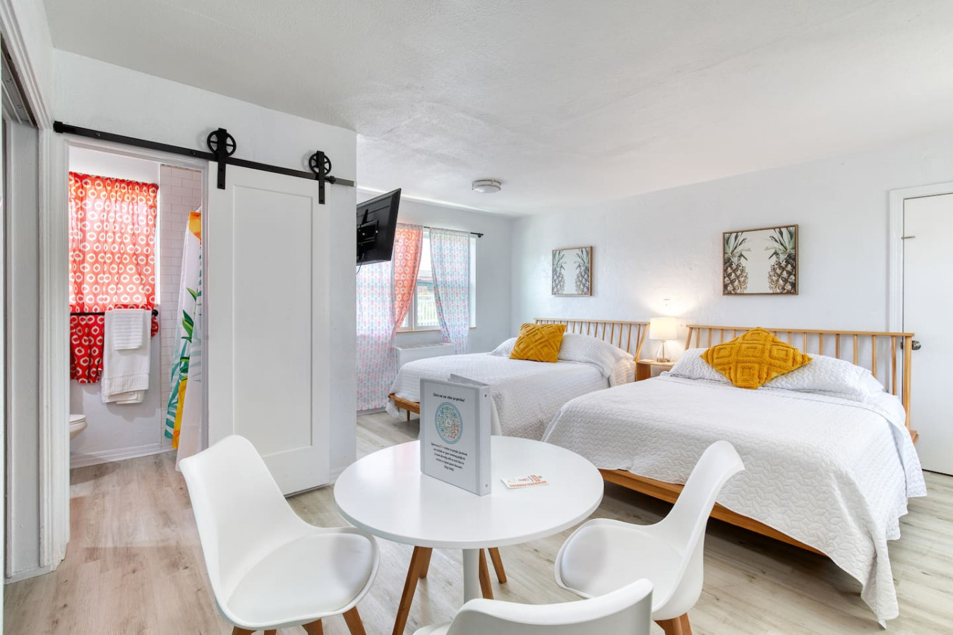 Pineapple 5 Shores Retro Inn 5 | Photo 2