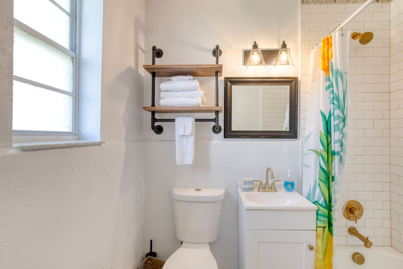 Pineapple Shores Retro Inn 10 4