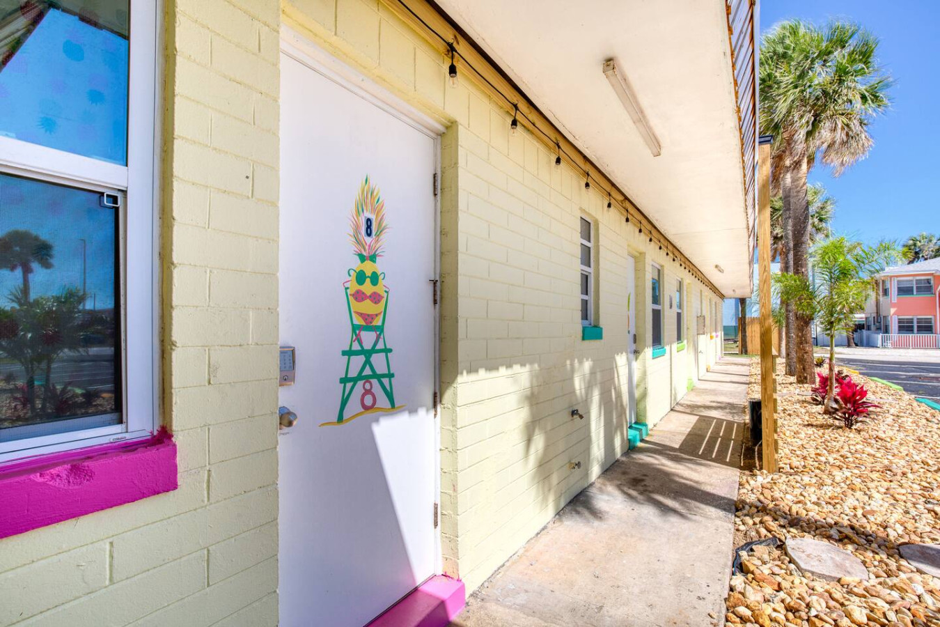 Pineapple Shores Retro Inn 10 6