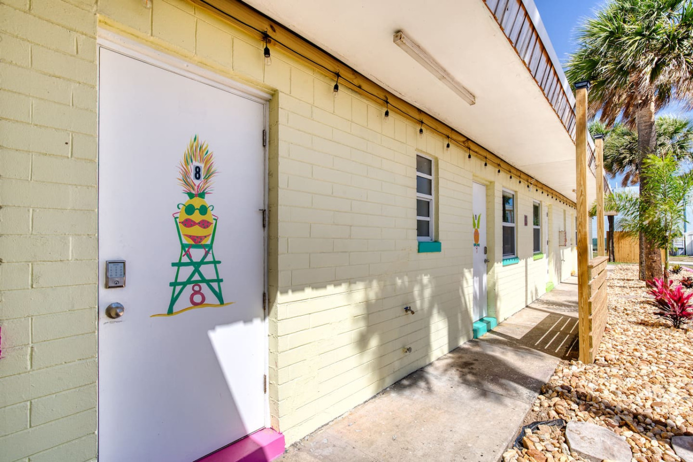 Pineapple Shores Retro Inn 10 5
