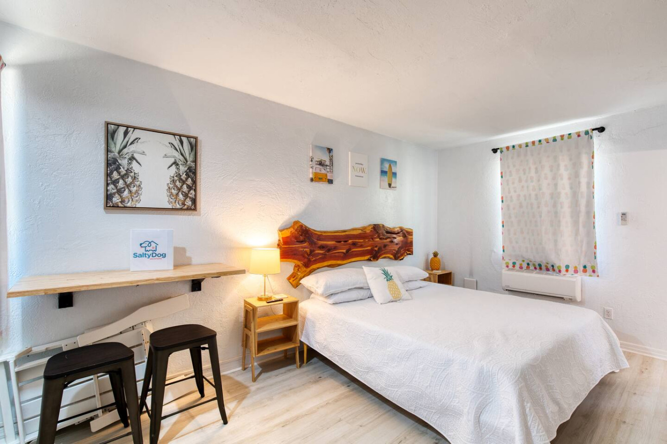 Pineapple Shores Retro Inn 10