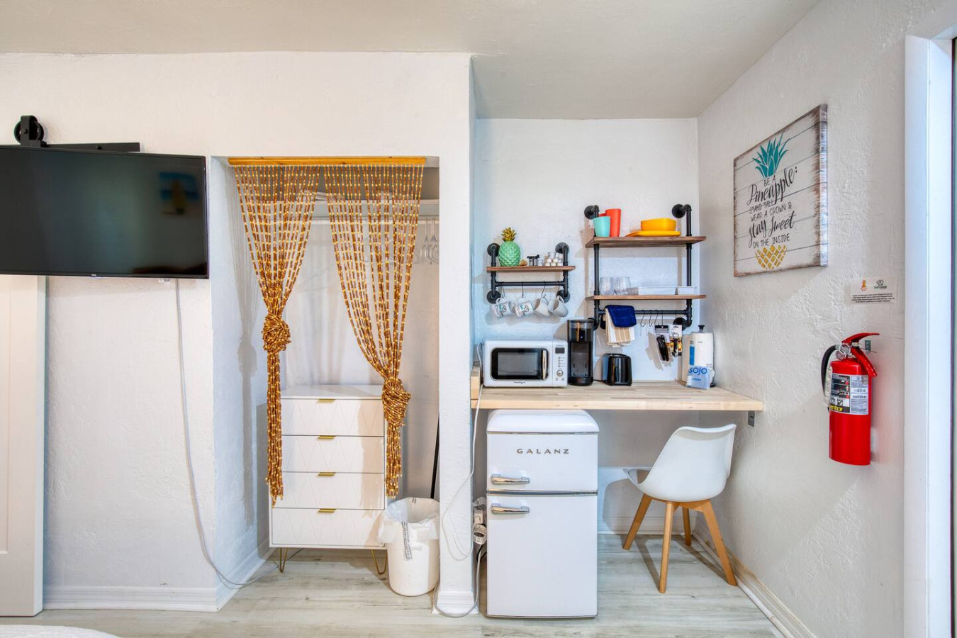 Pineapple Shores Retro Inn 10 3