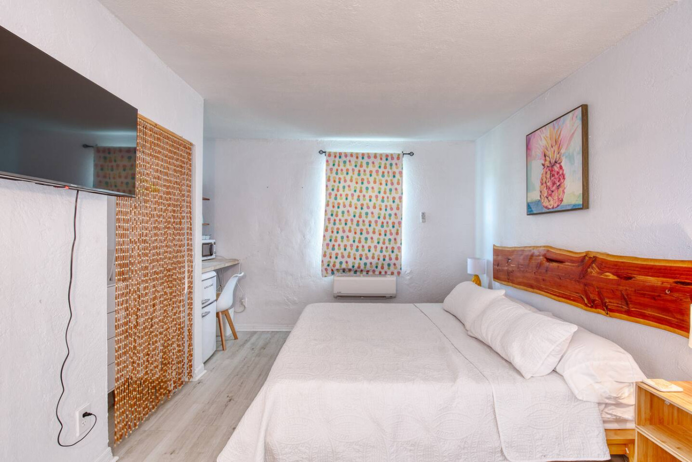 Pineapple Shores Retro Motel 9