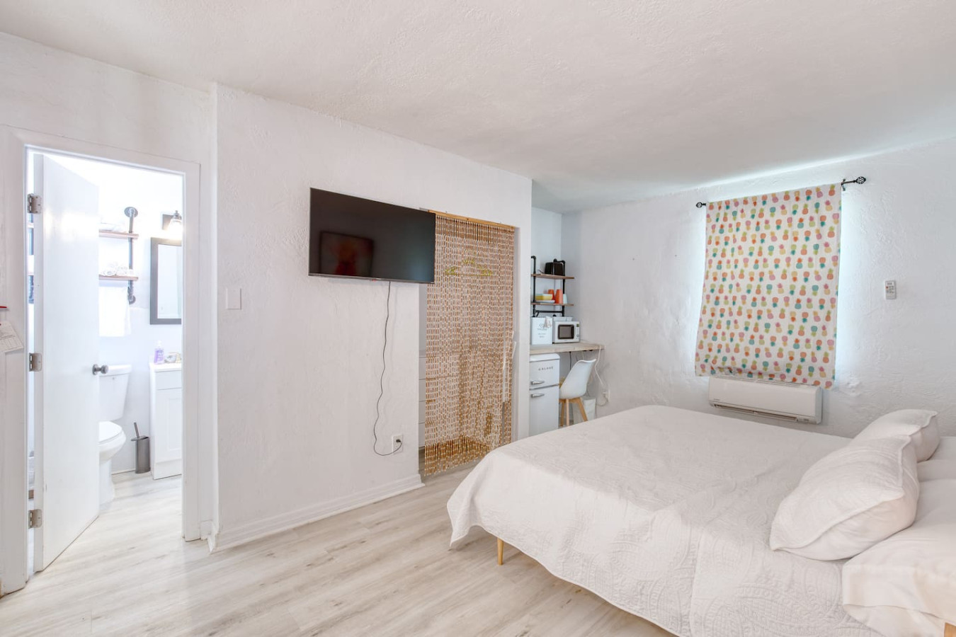 Pineapple Shores Retro Motel 9 | Photo 2