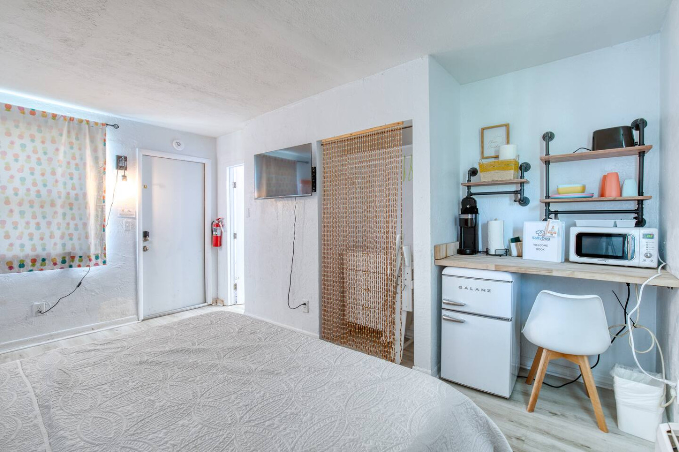 Pineapple Shores Retro Motel 9 | Photo 3