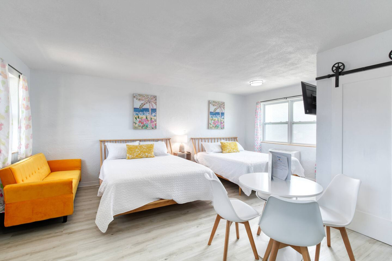 Pineapple Shores Retro Inn 2 | Photo 2