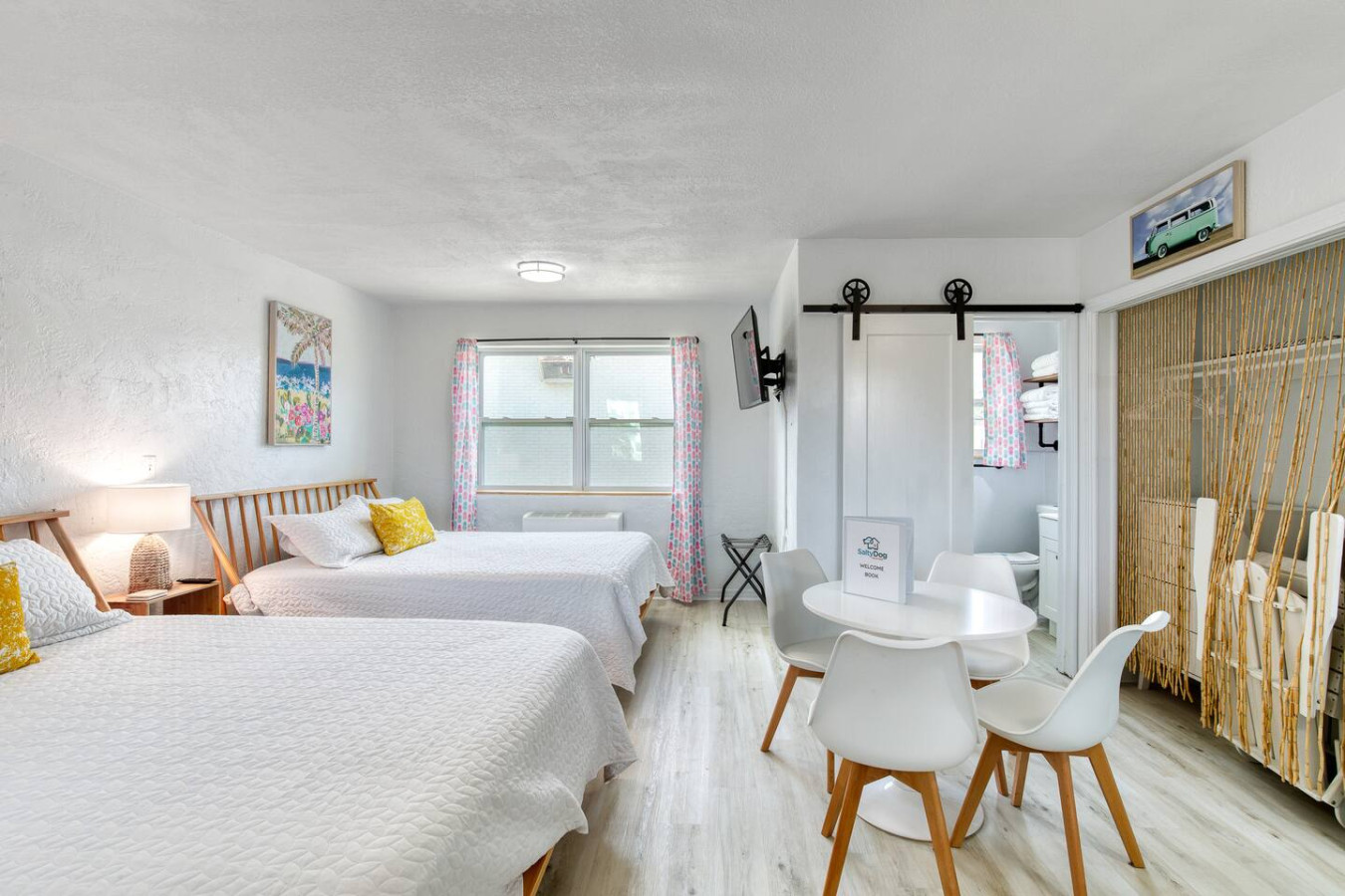 Pineapple Shores Retro Inn 2