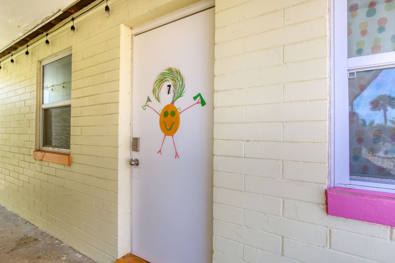 Pineapple 7 Shores Retro Inn 6