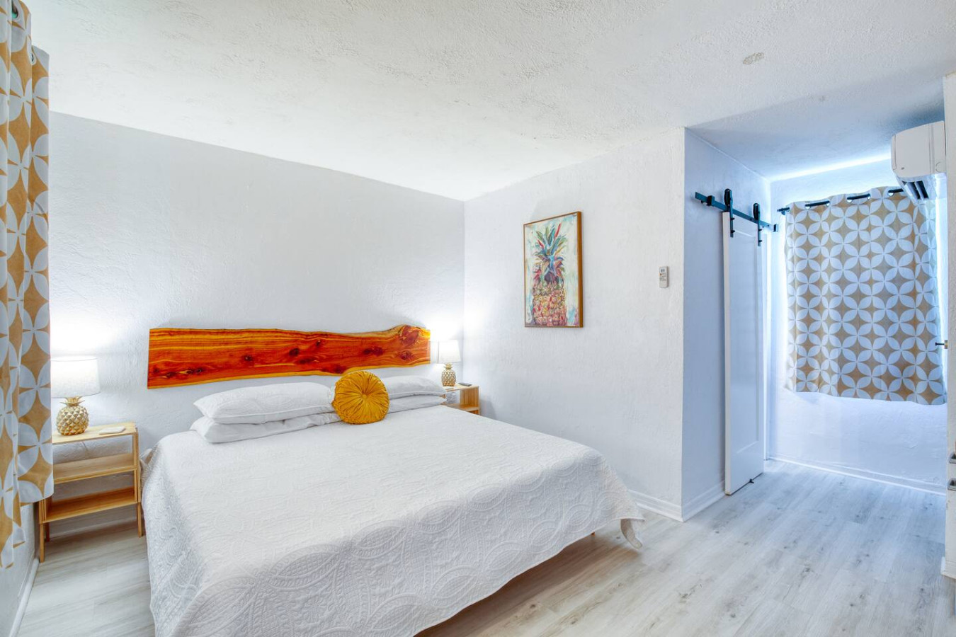 Pineapple 7 Shores Retro Inn 2