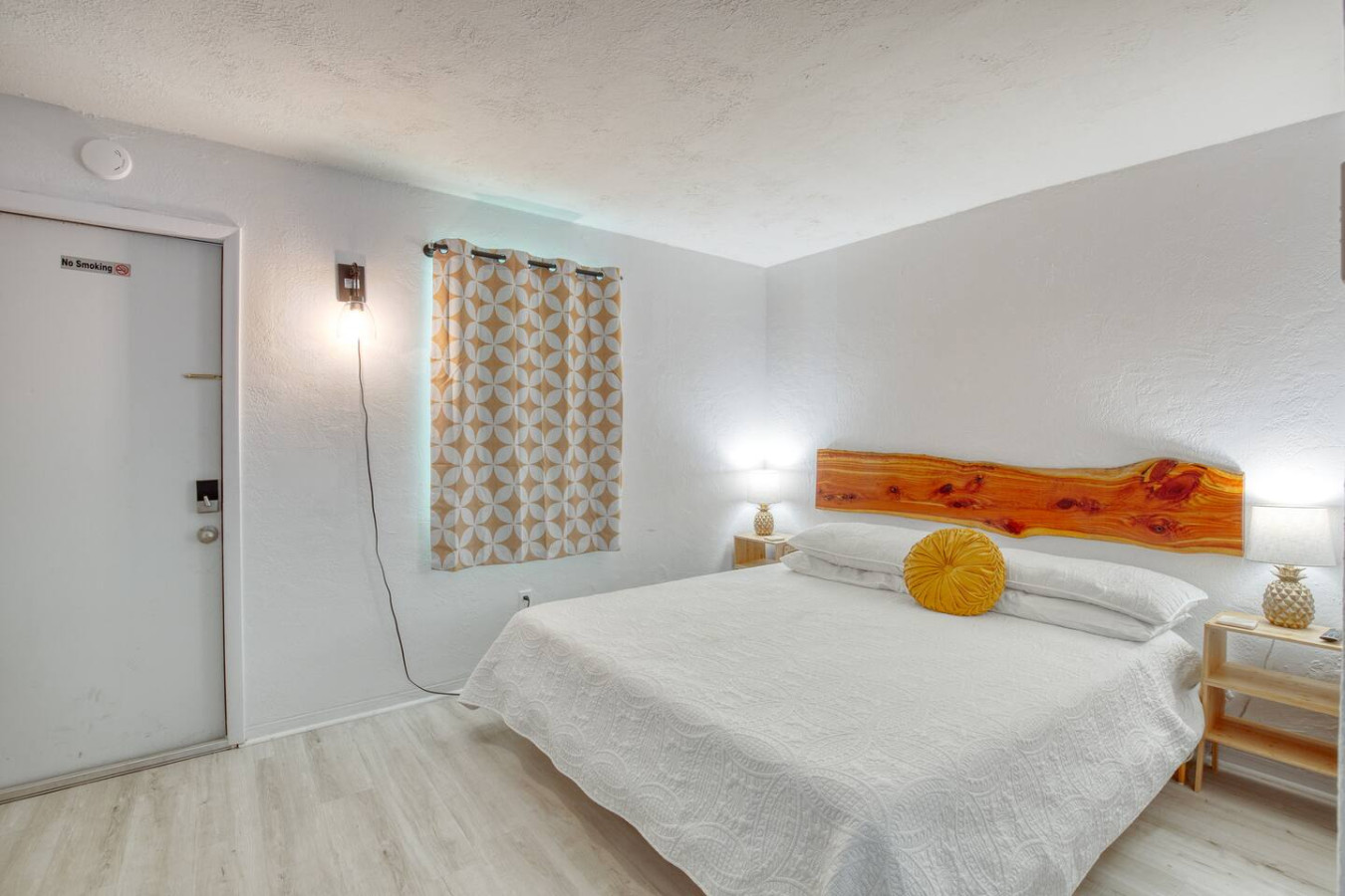 Pineapple 7 Shores Retro Inn 3